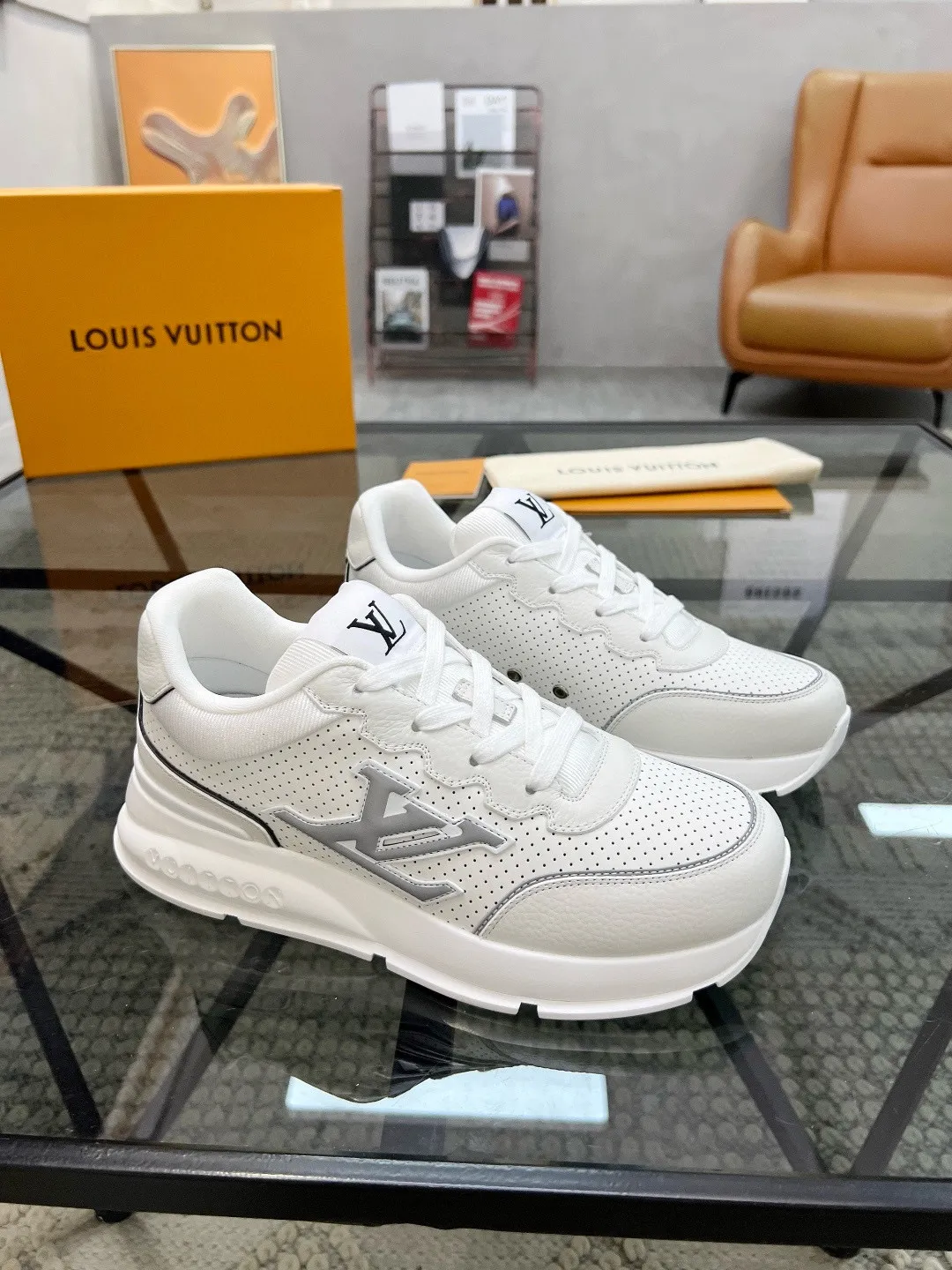 Factory price: 460💰Lv🔍Top purchasing agent🇮🇹 Road The most popular sports shoes for street men are available at the same counter. The uppers are imported cowhide fabrics from Italy, high-quality spliced colorful and complex handicrafts, imported comfortable mesh linings, soles: original soles specially provided by the original factory, T men's men's shoes 💰U foam exclusive movable molded soles are super comfortable, original factory and single goods, 🔍🔍high quality, you can enter and exit the counter at will, welcome to compare, code number 38-44, (45 customized)